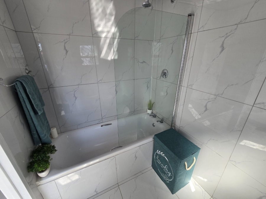 2 Bedroom Property for Sale in Pelican Park Western Cape